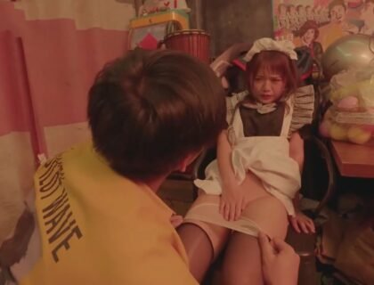 Gia đình đồng ngiệp của cô ấy phát hiện ra rằng cô ấy bí mật làm gái gọi và bị tống tình mỗi đêm